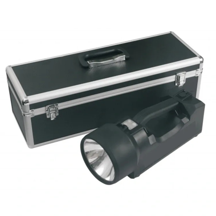 A cosa deve esse attentu quandu si usa un Portable Xenon Searchlight